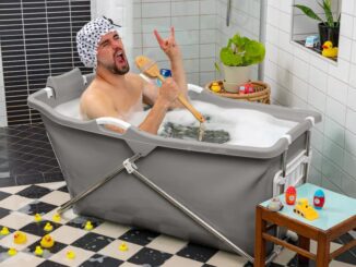 Mand bader i sammenfoldeligt badekar