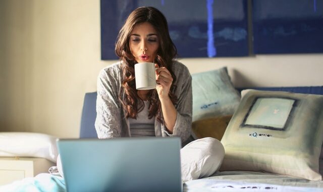 kvinder slapper af med kaffe og computer