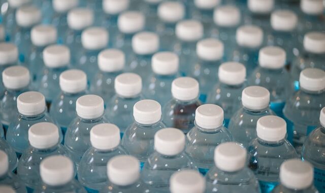 En plastmager producerer mange ting - f.eks. plastflasker