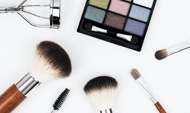 Få inspiration til at finde de mest essentielle produkter til makeuptasken!